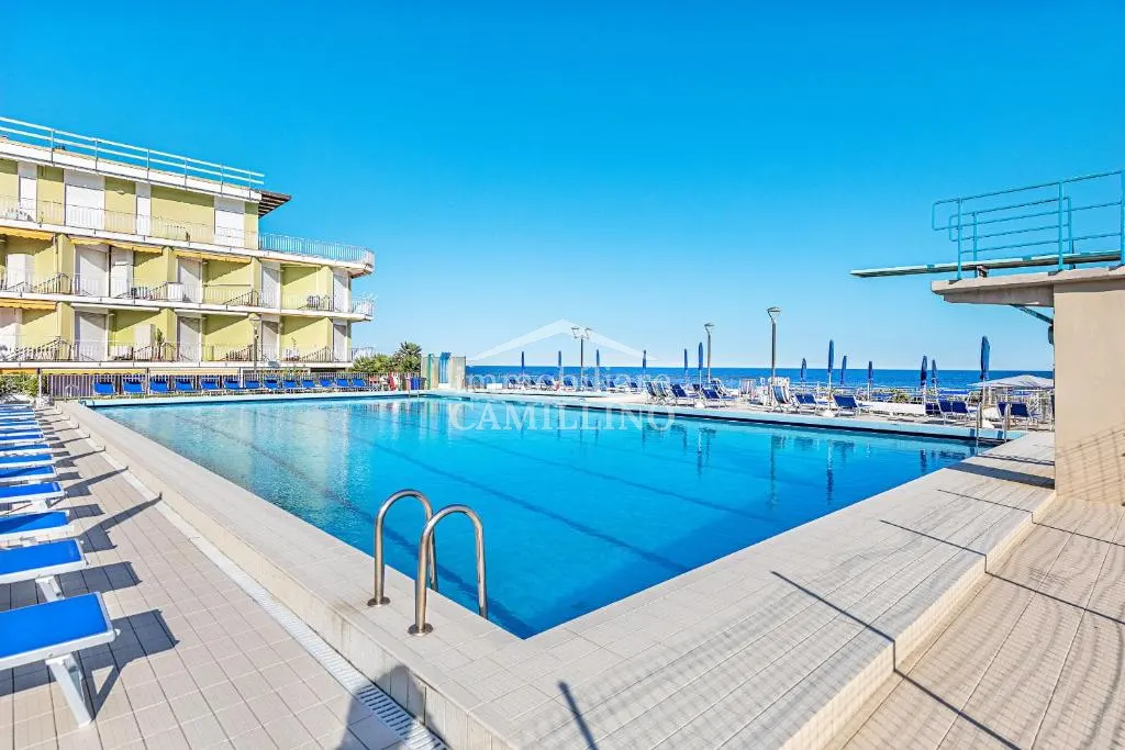 Monolocale fronte mare con piscina