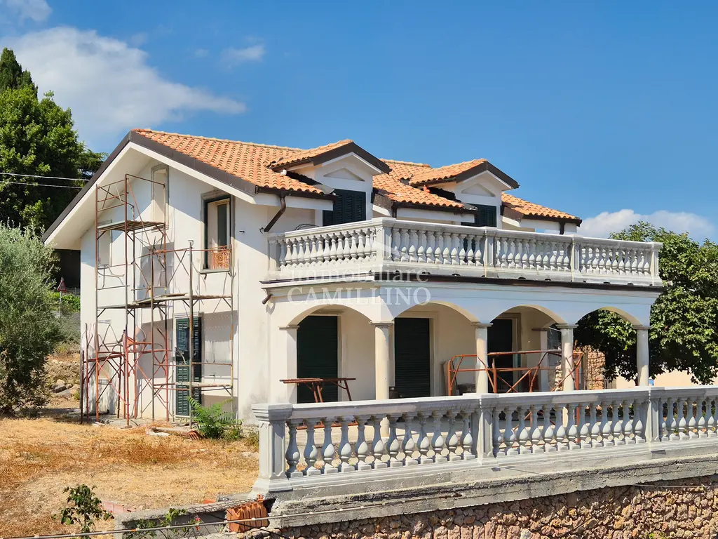 Villa da completare con vista mare